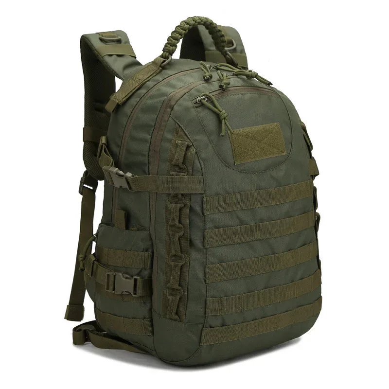 sac dos vert olive bandes marron claires motif camouflage fermeture velcro ajustable boucles métalliques usage extérieur capacité grande