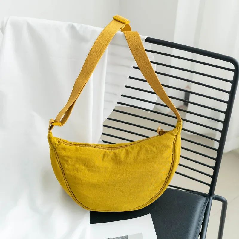 sac bandoulière polyvalent en nylon léger, durable et élégant, disponible en plus de 20 couleurs vibrantes pour un usage quotidien, les voyages et les sorties.