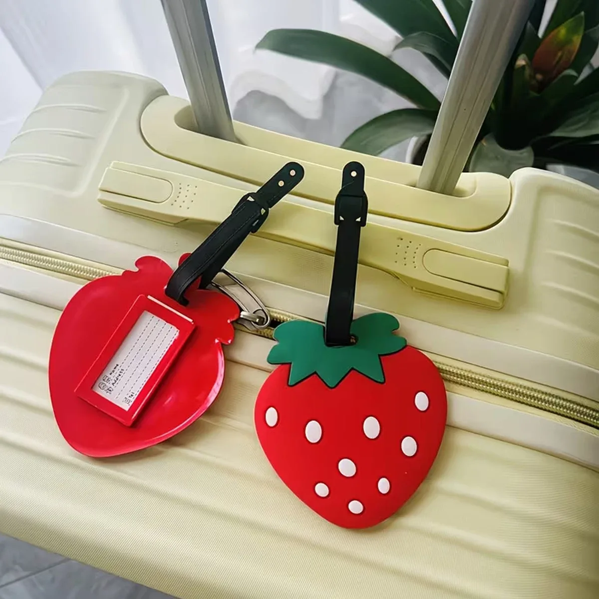 étiquette bagage pvc forme fraise rouge feuillage vert poignée noire forme pastèque graines noires voyage identification