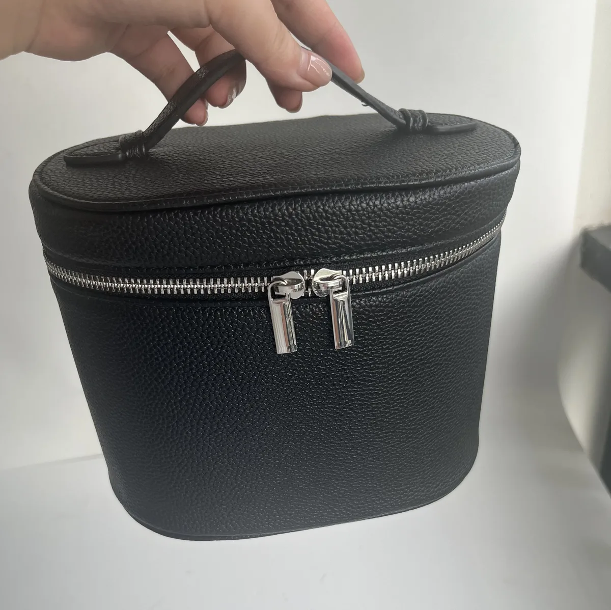 nouvelle trousse de maquillage ronde en cuir pu personnalisable, sac de rangement portable pour rouge à lèvres et soins de la peau avec compartiments
