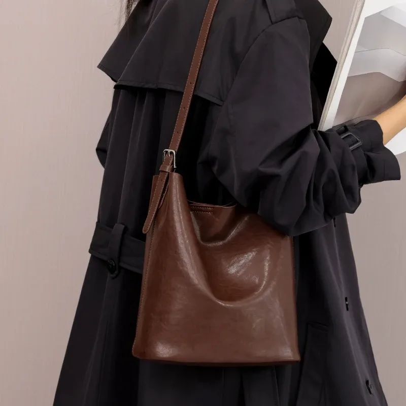 rétro véritable peau de vache 2025 nouveau sac à bandoulière en cuir sac fourre-tout pour les femmes mode sac seau capacité sac à bandoulière sac d'été