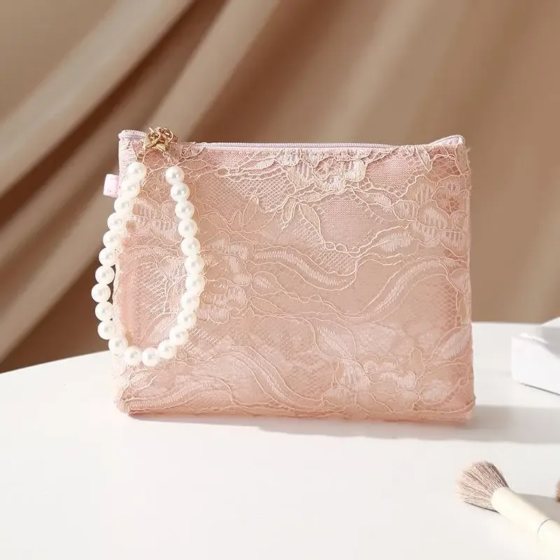 pochette cosmétique en dentelle avec sangle de poignet en perles et design semi-transparent, idéale pour le rangement quotidien du maquillage et les voyages
