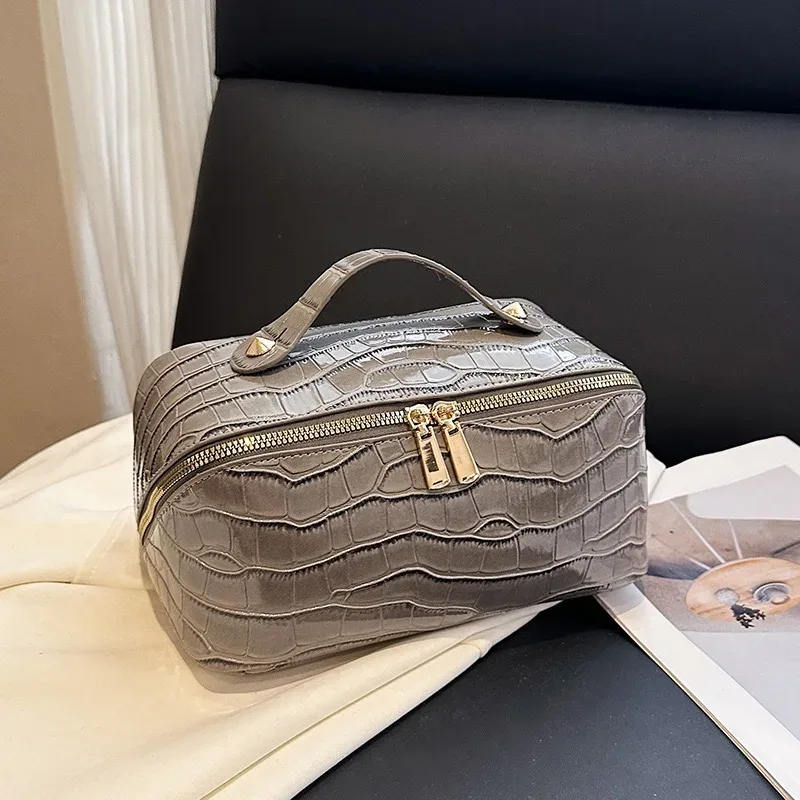 trousse de toilette de voyage haut de gamme à motif crocodile grande capacité personnalisable pour un voyage pratique