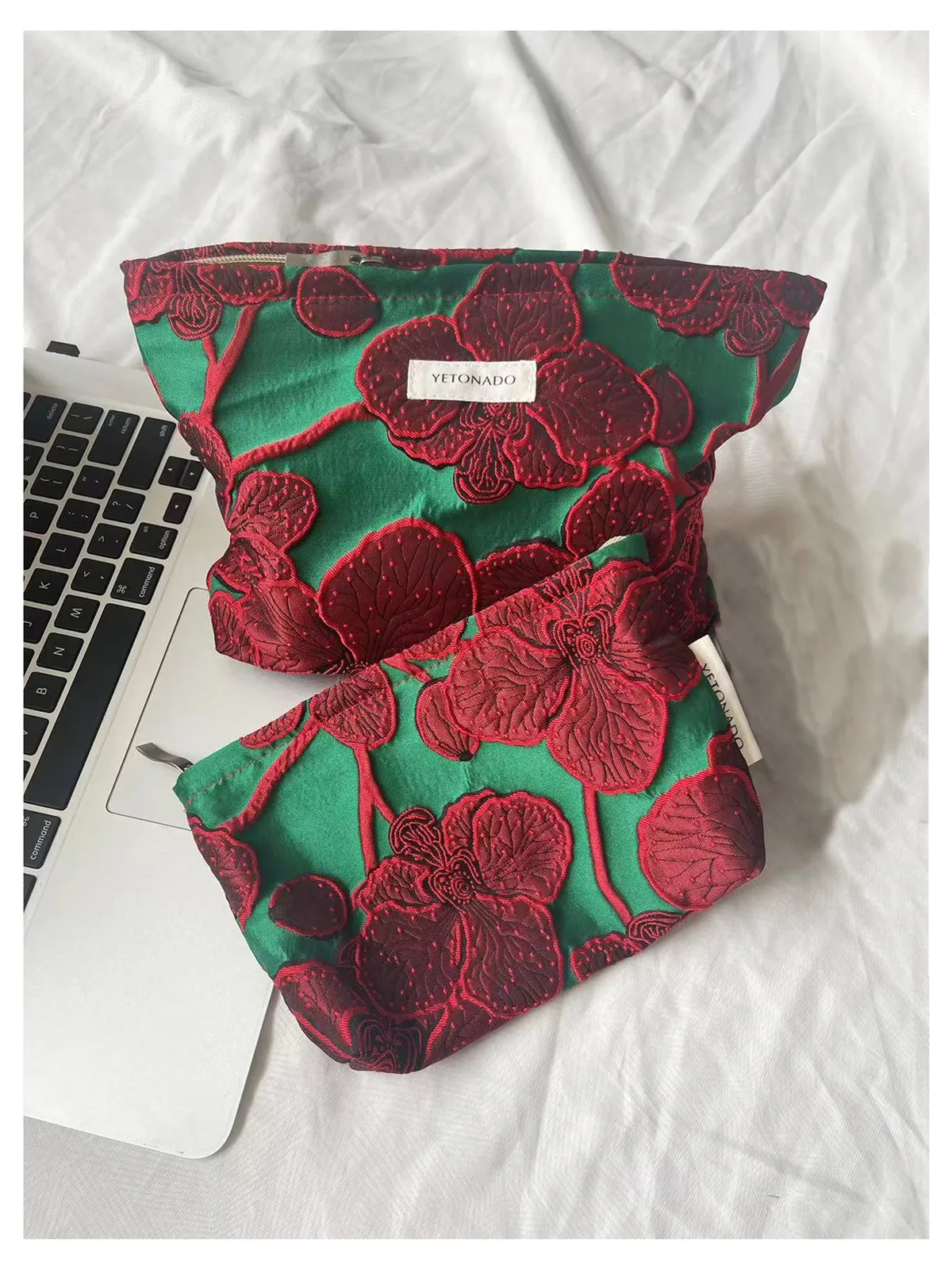 trousse polyester motif floral rose rouge voyage maquillage toile brillante petit rectangulaire fermeture glissière dorée