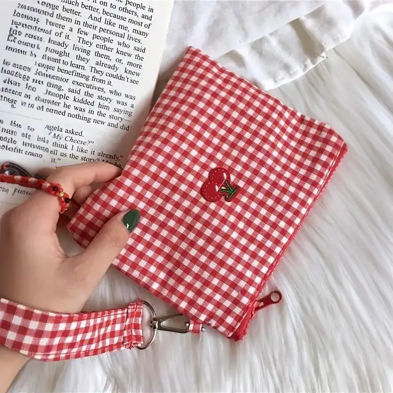 pochette cosmétique en toile imprimée cerise rouge, trousse de maquillage portable à carreaux rouges, petit rangement pour rouge à lèvres, cadeau idéal pour amies