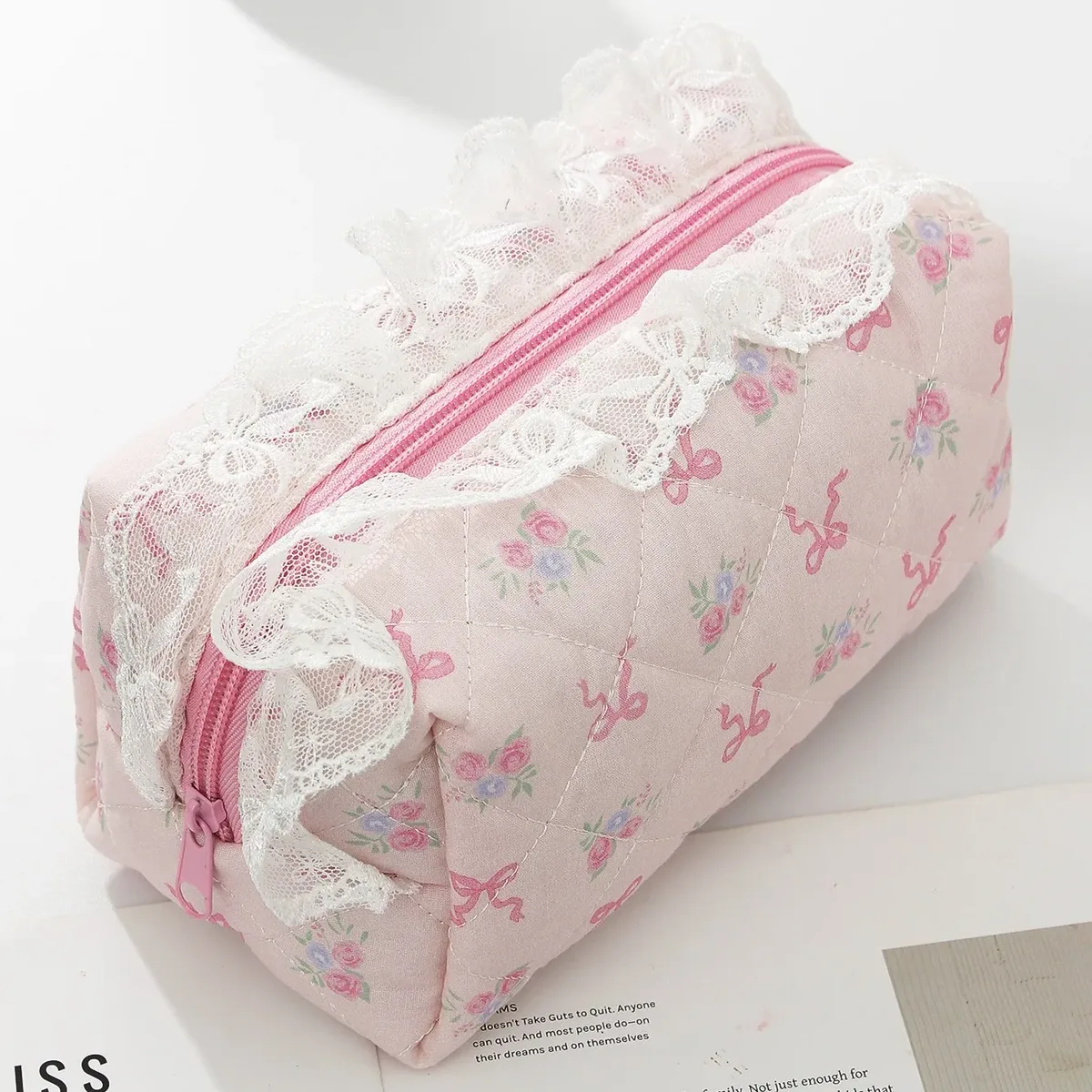 sac de maquillage imprimé floral avec nœud papillon à bord ébouriffé, sac à stylos matelassé de grande capacité, sac de rangement de cosmétiques pour femmes, sac de lavage de voyage, pochette