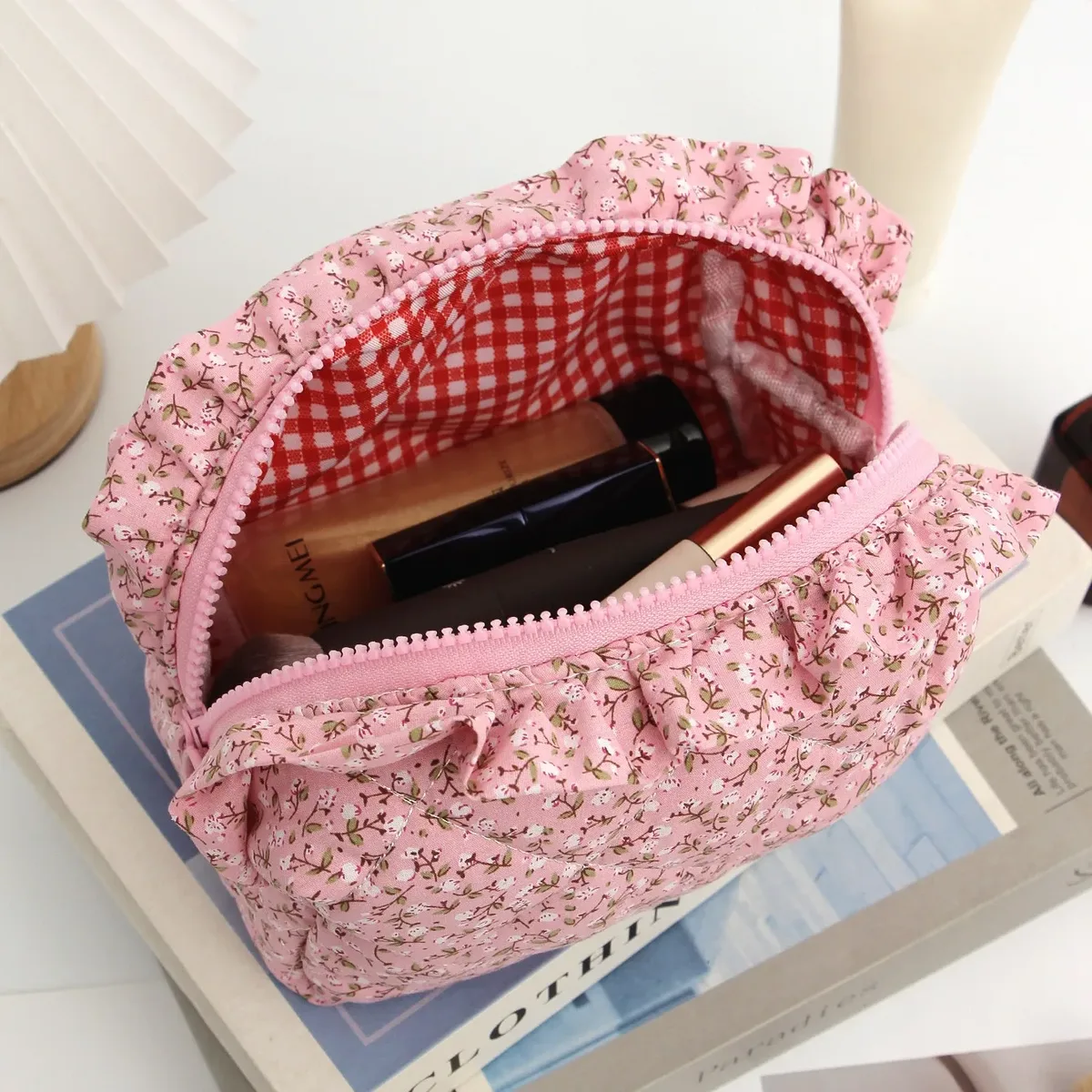 sac de maquillage imprimé floral avec nœud papillon à bord ébouriffé, sac à stylos matelassé de grande capacité, sac de rangement de cosmétiques pour femmes, sac de lavage de voyage, pochette