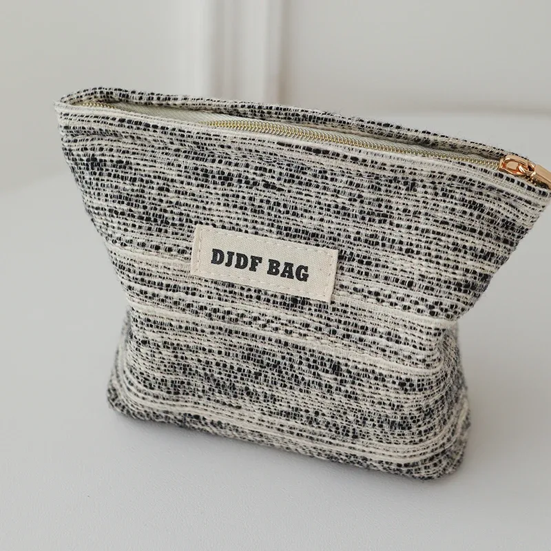 trousse toilette polyester noir blanc motifs points zip doré format carré oreiller minimaliste cosmétiques voyage femmes