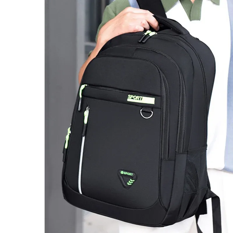 sac à dos multicouche de marque neutre pour hommes et femmes avec divers poches, adapté aux voyages d'affaires. fabriqué en nylon.