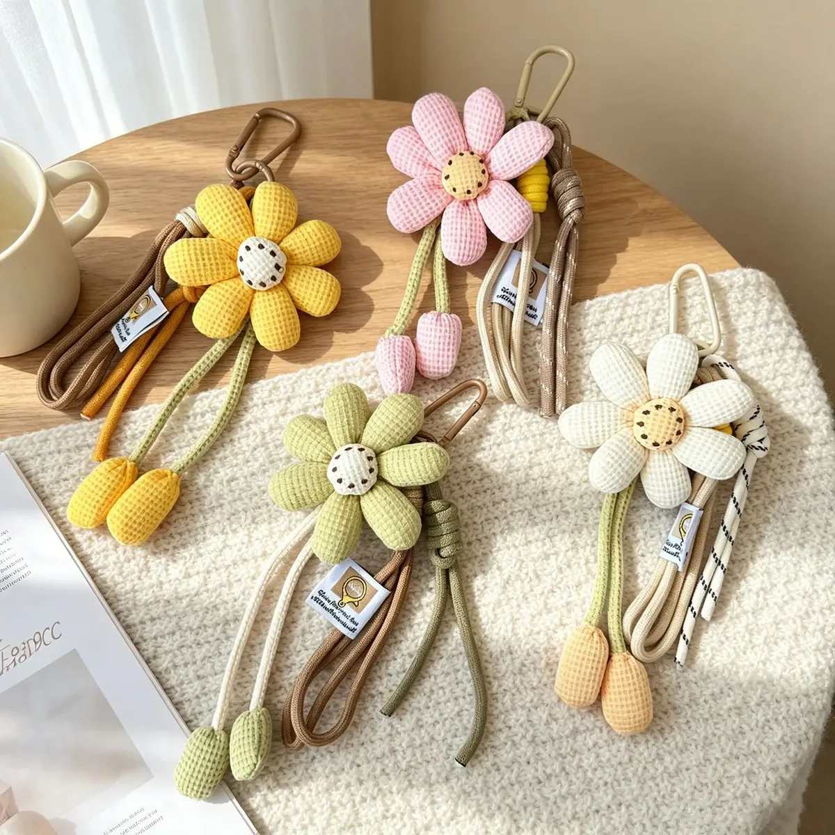 Mignon porte-clés floral en tissu rembourré avec sangles en corde pour sacs à main, sacs fourre-tout, sacs à dos et décoration de sacs de tous les jours.
