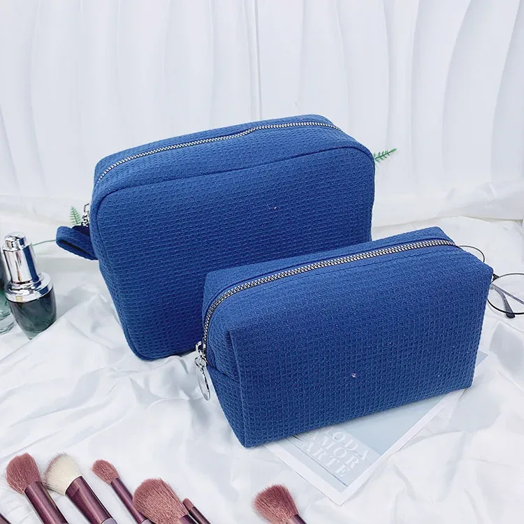 trousse de toilette personnalisée en tissu gaufré : pochette de toilette monogrammée | organisateur de voyage avec nom brodé | cadeau pour une future mariée