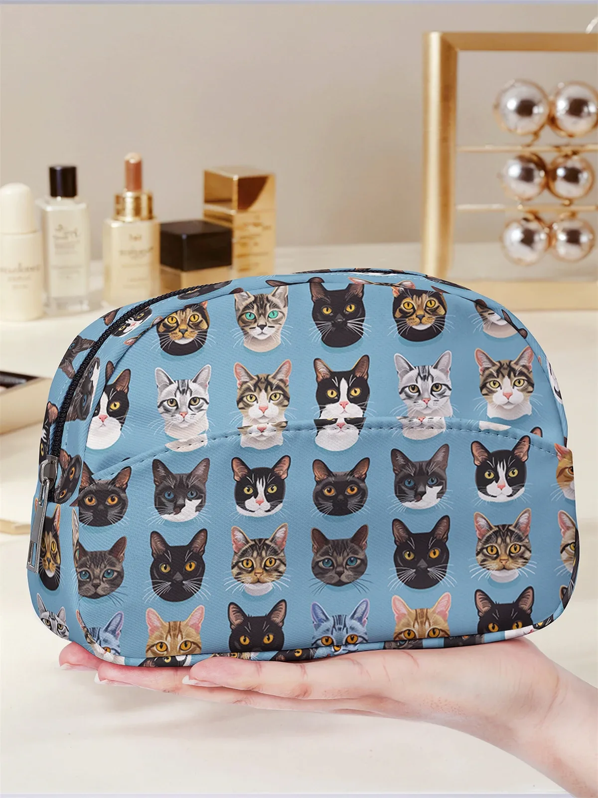 trousse de maquillage art nouveau à motif floral blanc et chat noir, avec fermeture éclair, pour le rangement des articles de toilette en voyage.