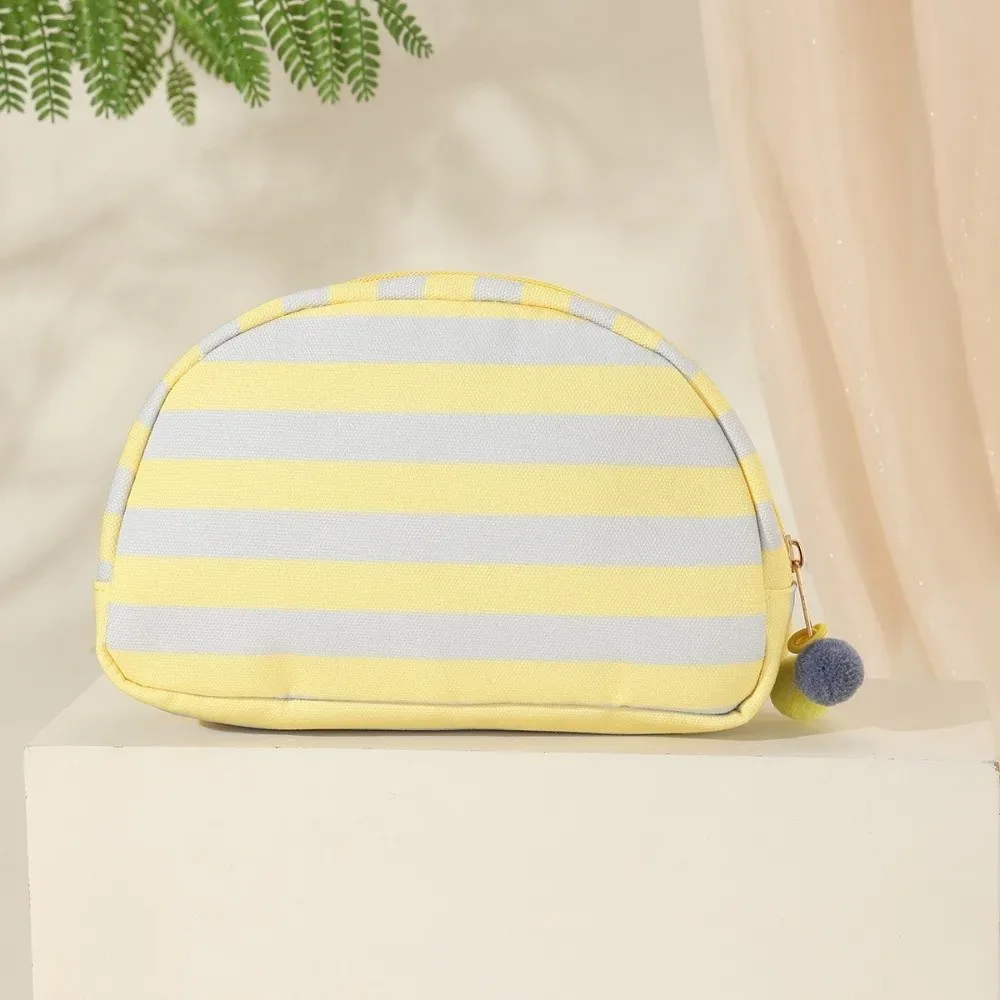 pochette cosmétique rayée durable, légère et portable, forme coquille, couleurs contrastées, pompon, rangement polyvalent