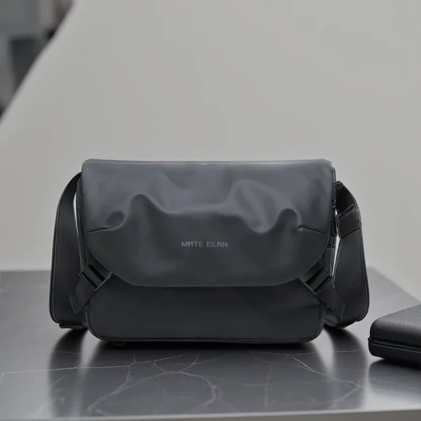 Sac à bandoulière étanche pour hommes, grande capacité pour ordinateur Portable de 15 pouces, sac à bandoulière tendance solide noir léger, sac Portable antivol à fermeture éclair