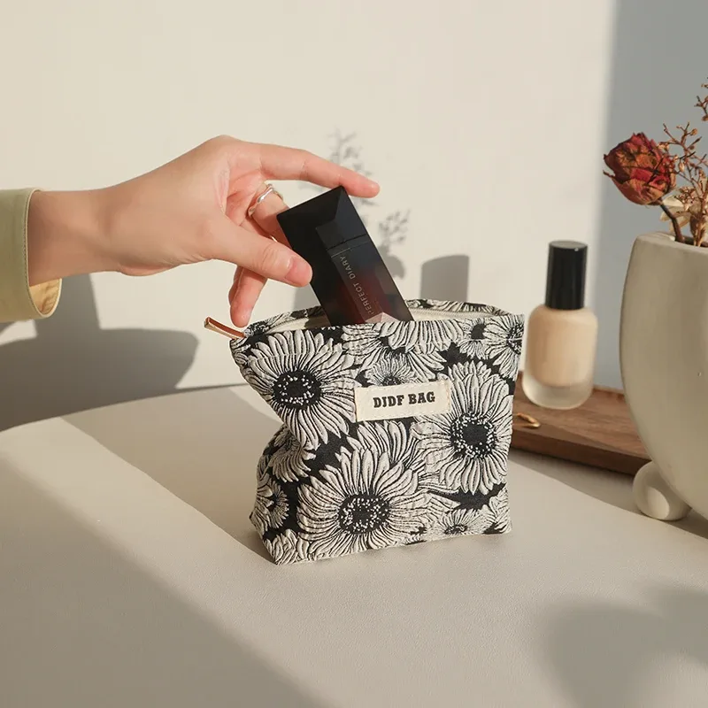 mini sac à cosmétiques portable rouge doux pour femme, petit sac de rangement pour serviettes hygiéniques, sac pour pièces de monnaie et clés, sac pour cartes bancaires portables