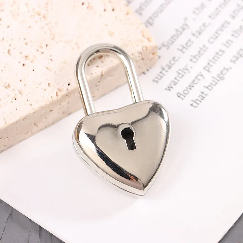 cadenas forme coeur métal rose voyage organisation sécurité clé durabilité accessoire protection collectible cadeau