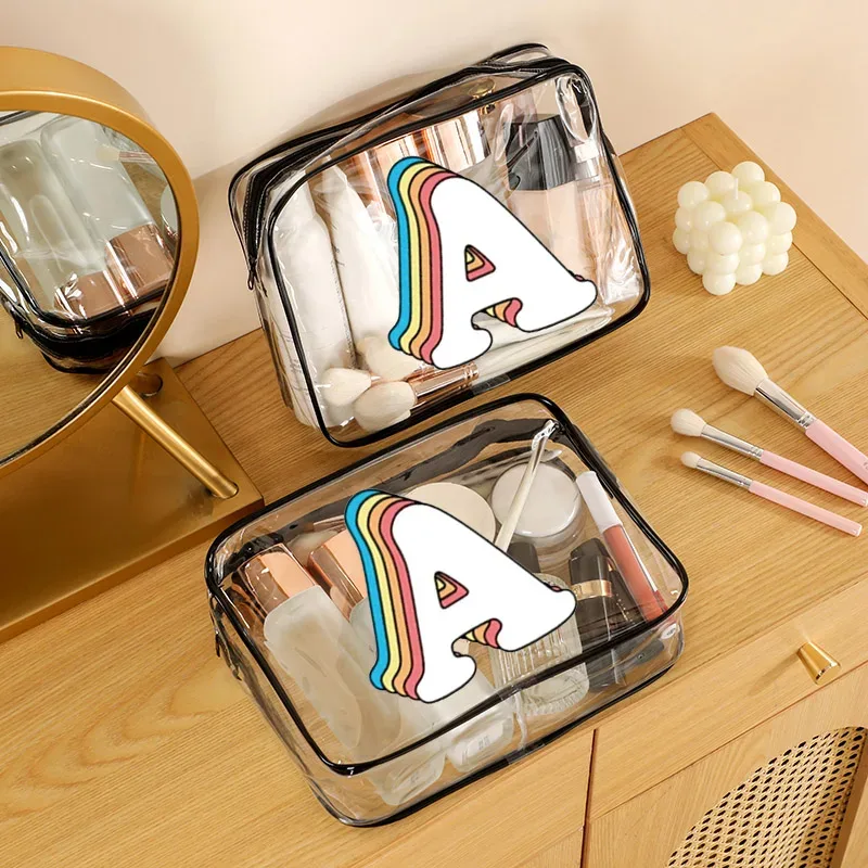 Organisateur Voyage Cosmétiques PVC Translucide Poignée Noire Motif Arcs-en-ciel Lettre Grande Capacité Format Tonneau Sac Compression