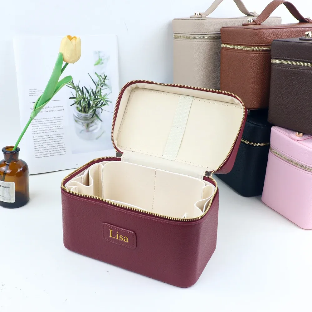 pochette à maquillage personnalisée en cuir pu avec compartiments, grande capacité, et inclut une trousse de maquillage.