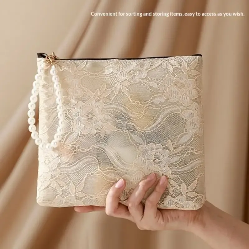 pochette cosmétique en dentelle avec sangle de poignet en perles et design semi-transparent, idéale pour le rangement quotidien du maquillage et les voyages