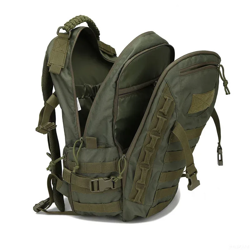 sac dos vert olive bandes marron claires motif camouflage fermeture velcro ajustable boucles métalliques usage extérieur capacité grande