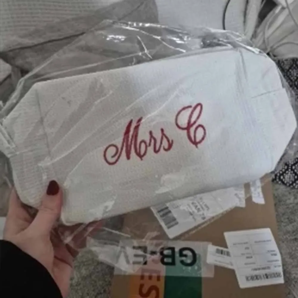 trousse de toilette personnalisée en tissu gaufré : pochette de toilette monogrammée | organisateur de voyage avec nom brodé | cadeau pour une future mariée