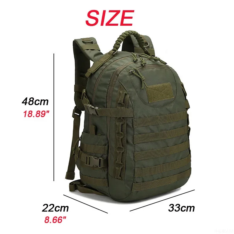 sac dos vert olive bandes marron claires motif camouflage fermeture velcro ajustable boucles métalliques usage extérieur capacité grande