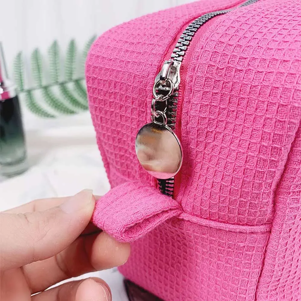 trousse de toilette personnalisée en tissu gaufré : pochette de toilette monogrammée | organisateur de voyage avec nom brodé | cadeau pour une future mariée