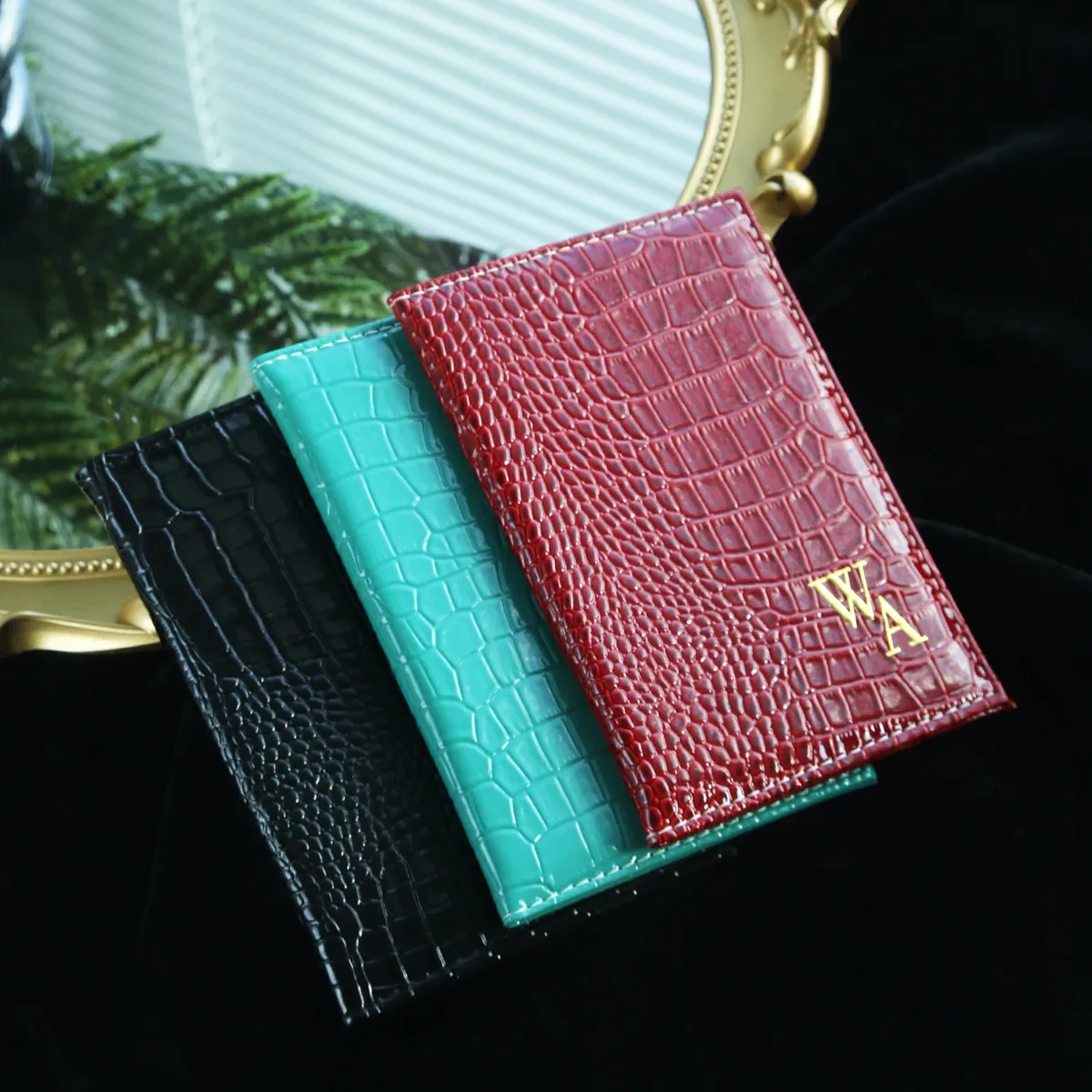 porte-passeport initial personnalisé et ensemble d'étiquettes de bagage, monogramme personnalisé en or et argent, cuir de crocodile en relief, cadeau de voyage