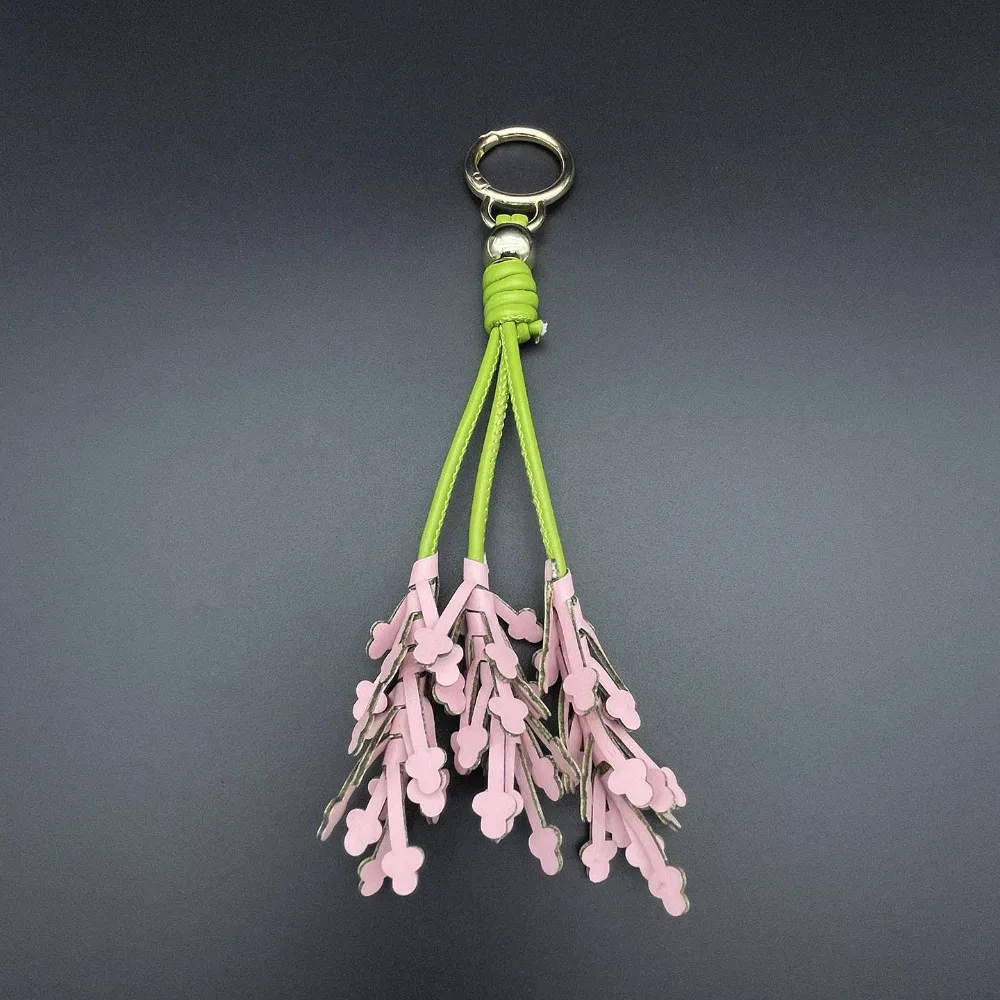 pendentif porte clé bouquet fleurs violettes nuances bleu rose anneau mété doré accessoire voyage léger