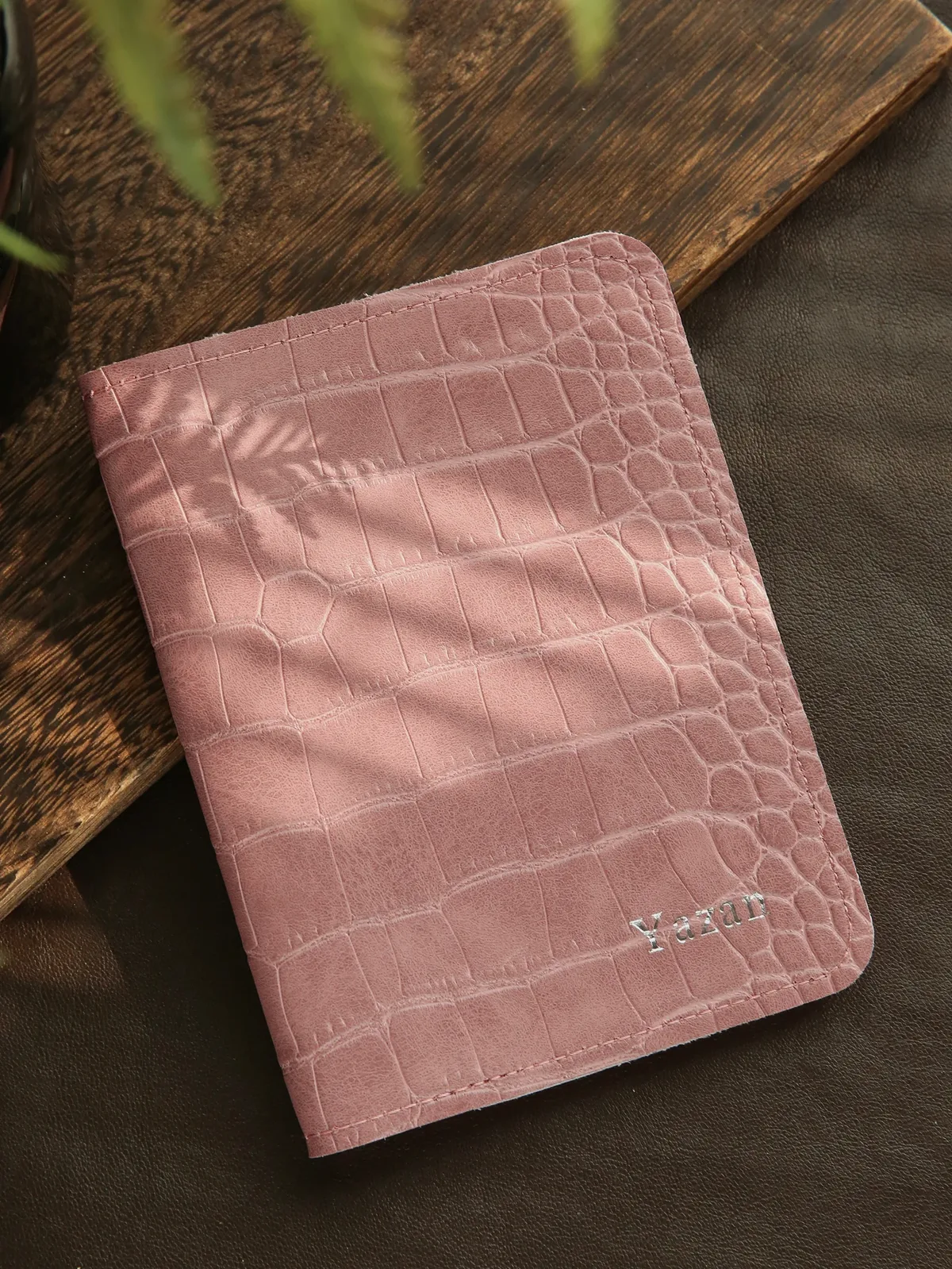 housse de passeport en cuir pu texturé crocodile de luxe avec nom personnalisé en feuille d'or, organiseur de documents de voyage multi-emplacements, cadeau souvenir