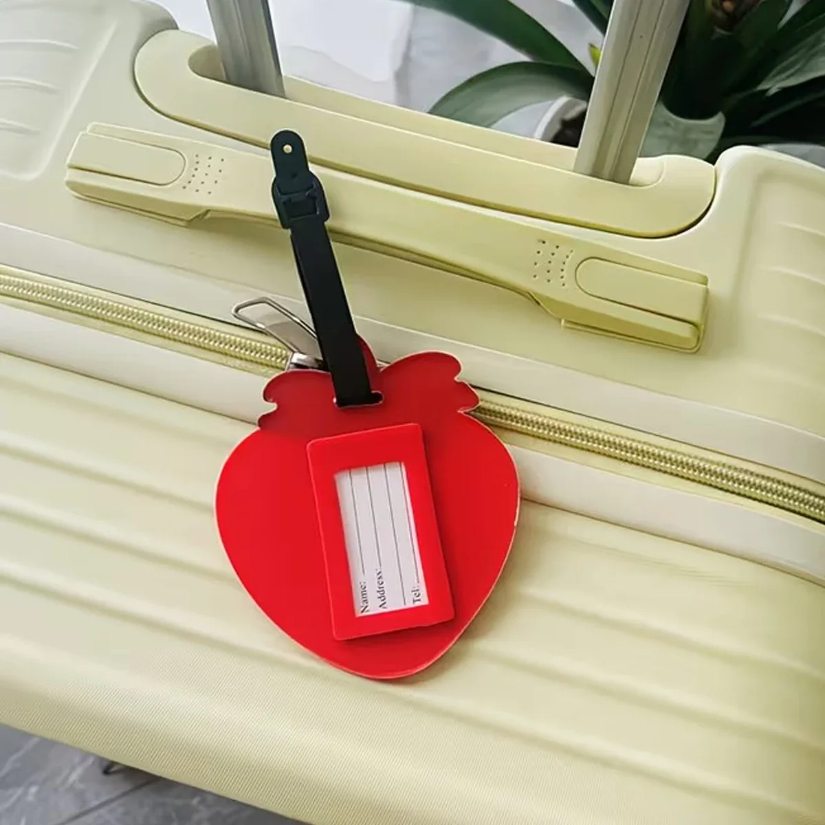 étiquette bagage pvc forme fraise rouge feuillage vert poignée noire forme pastèque graines noires voyage identification