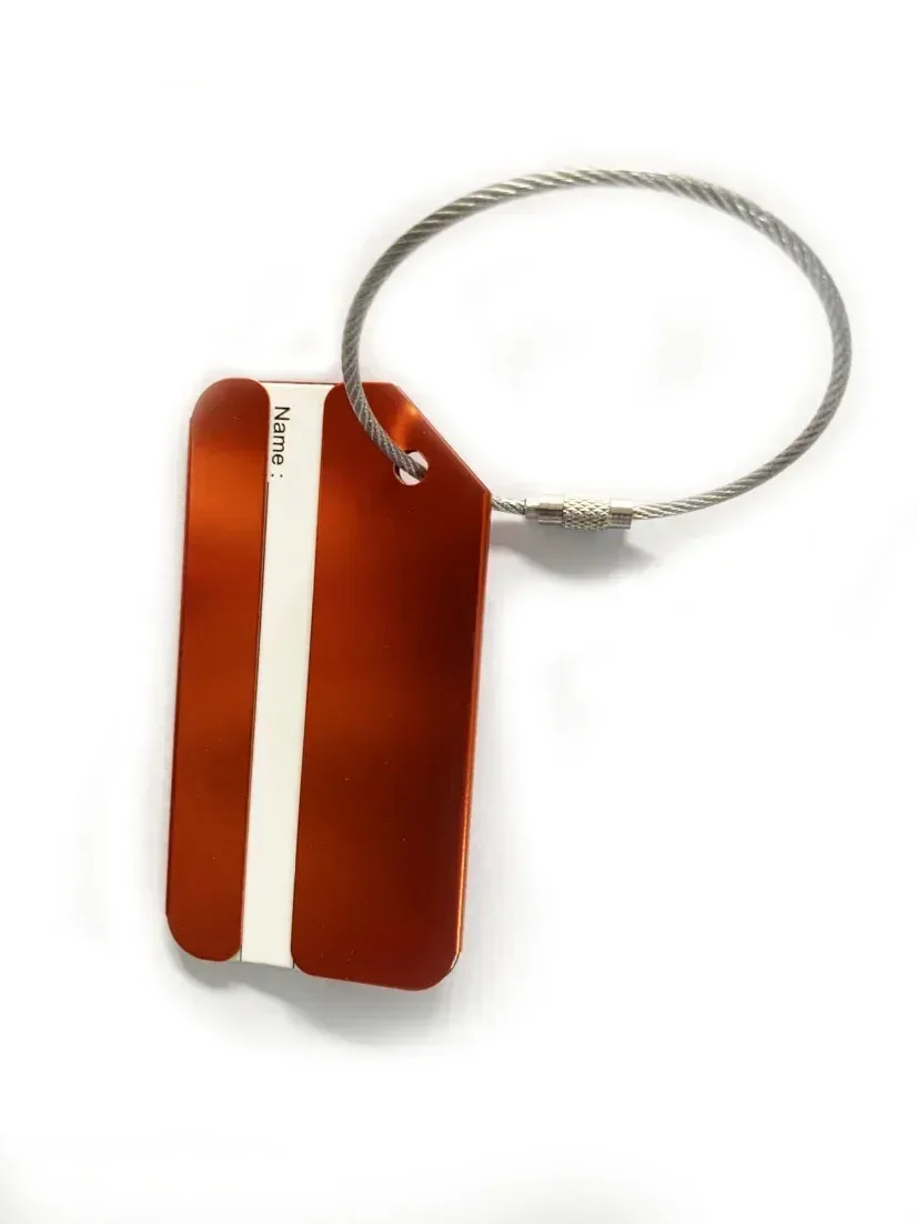 étiquette bagage métallique rectangulaire bande blanche anneau suspension couleurs variées voyage identification valise embarquement