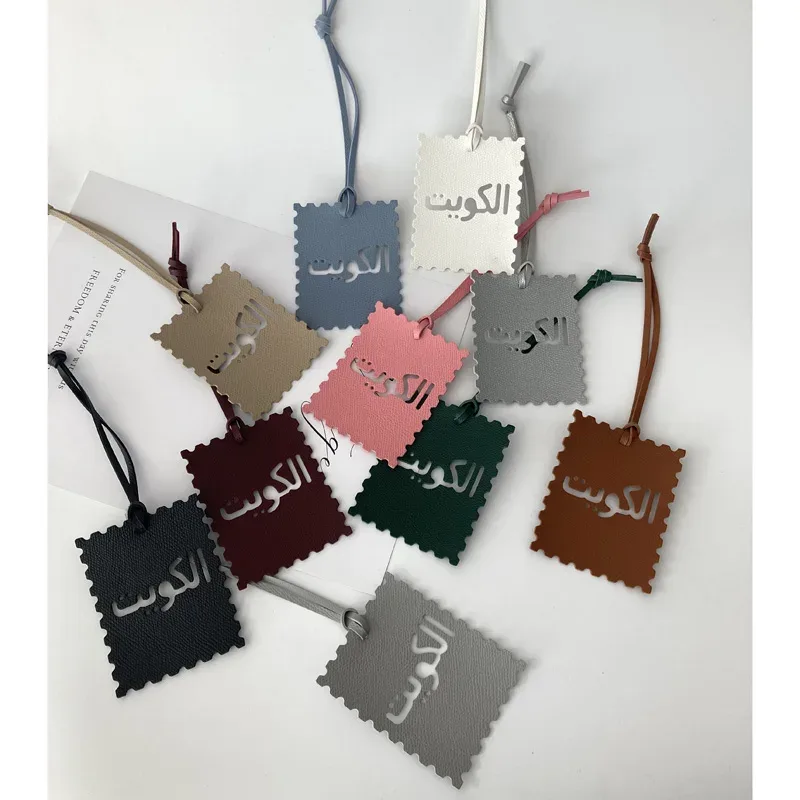 étiquette bagage imitation cuir motif dentelé couleur multiple texte arabes voyage identité valises nom adresse
