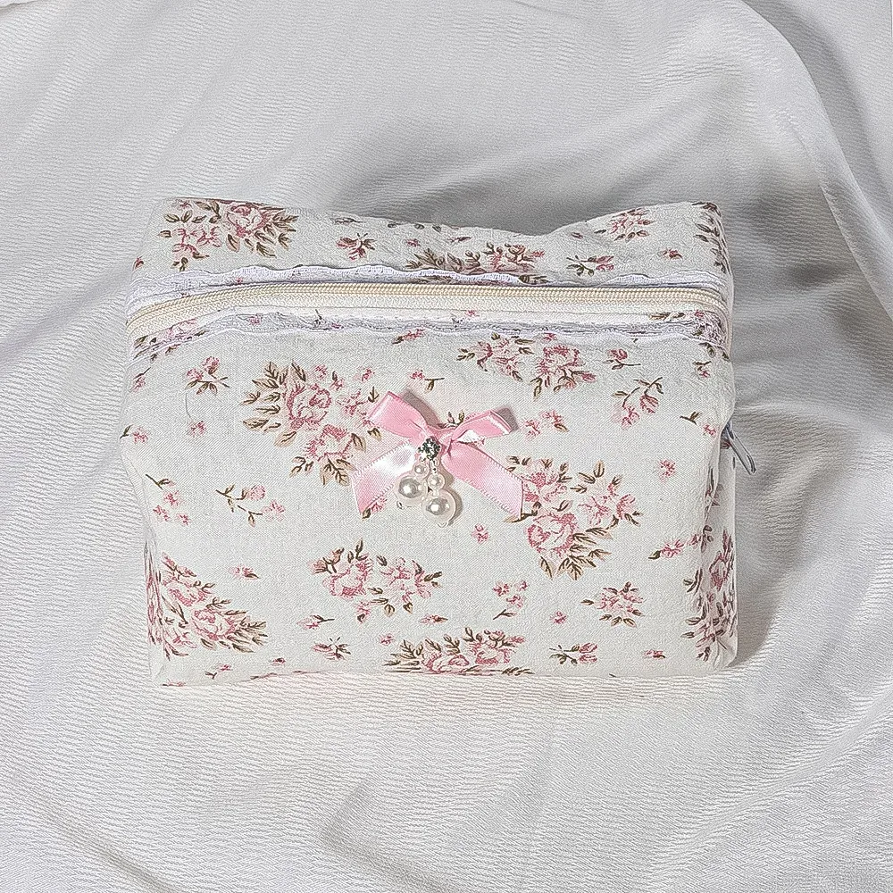 trousse de maquillage élégante en dentelle blanche, pochette cosmétique de mariée matelassée avec nœud brodé floral, cosmétique cadeau de toilette de voyage pour femmes