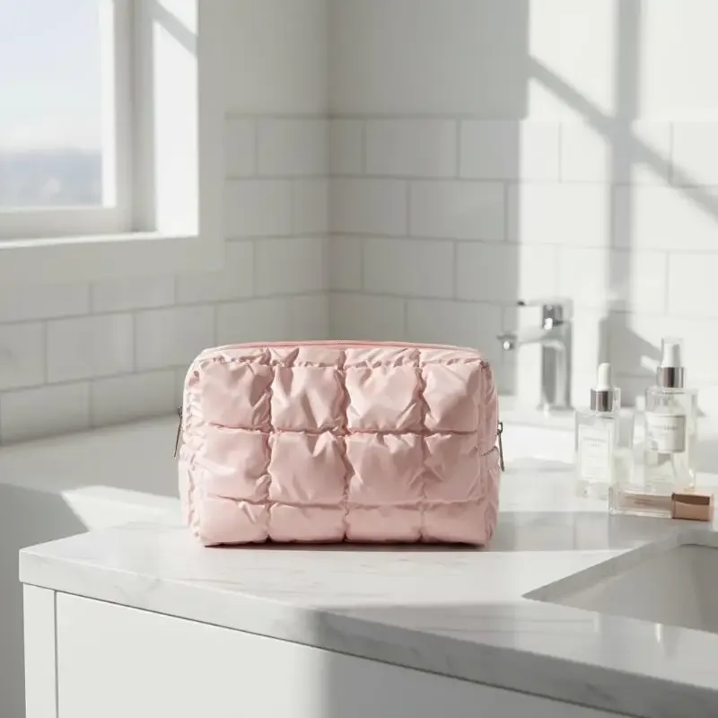 pochette cosmétique matelassée avec un grand espace pour les voyages
