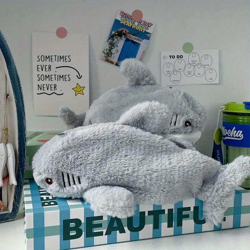 chaussons voyage forme requin gris clair détails blancs pelucheux doux flanelle organisateur cube sac compression pochette rangement
