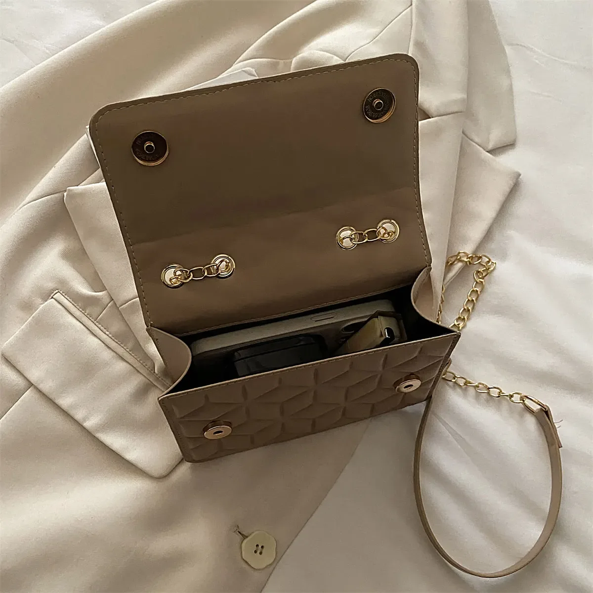 sac carré matelassé argyle élégant et tendance, avec lettres métalliques et pompon, sac bandoulière pour trajets quotidiens