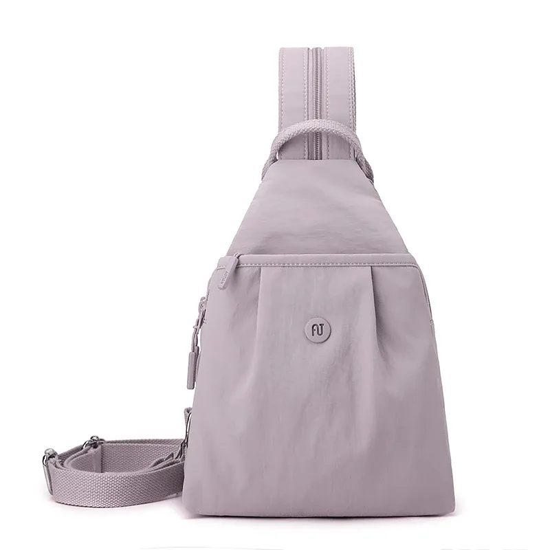 sac dos nylon gris pastel imperméable compartiment intérieur bandoulière arquée poche limon trapézoïdale voyage femme