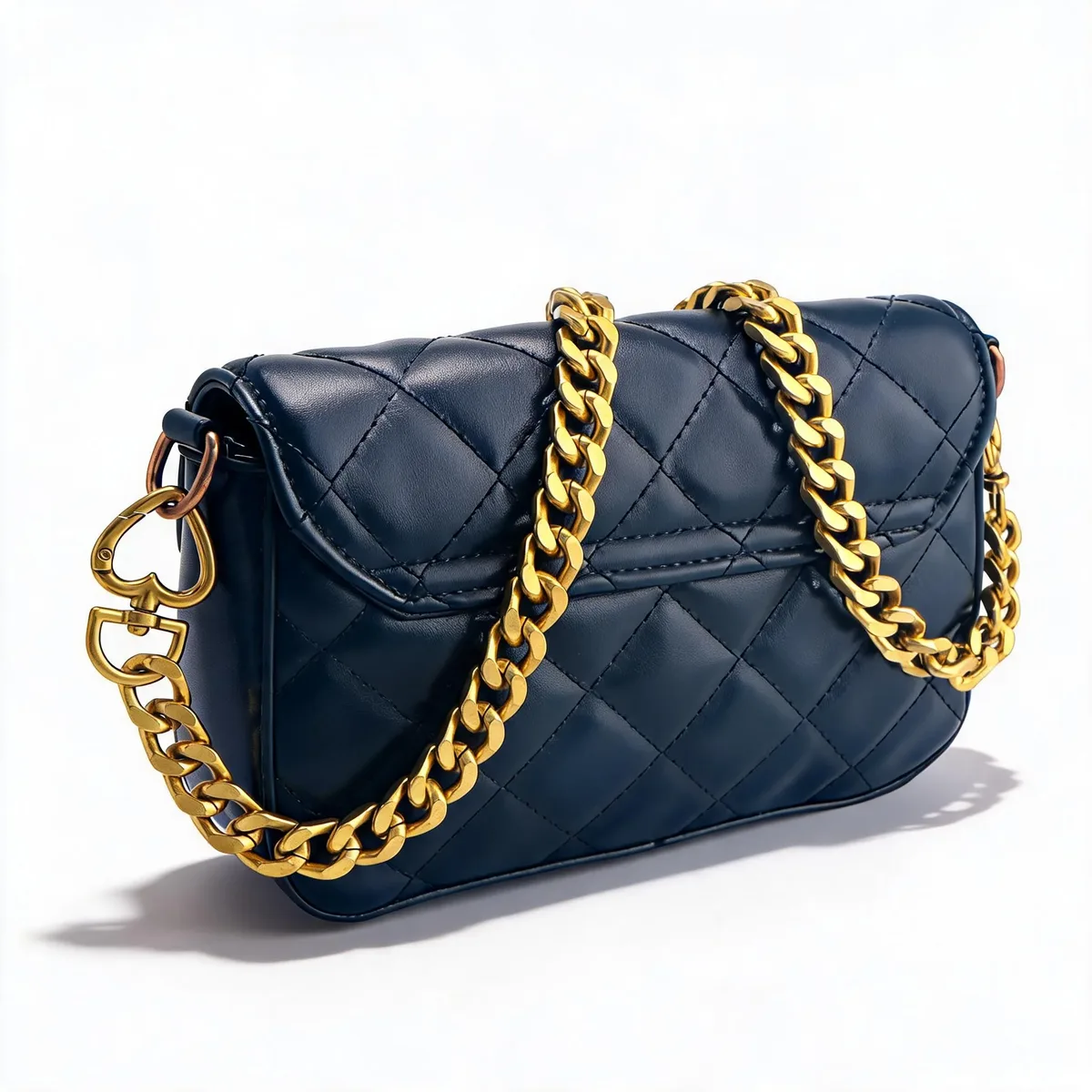 chaîne métal dorée maillons coeurs forme bandoulière accessoire sac voyage chic elégant femmes mode travaux mains brillance
