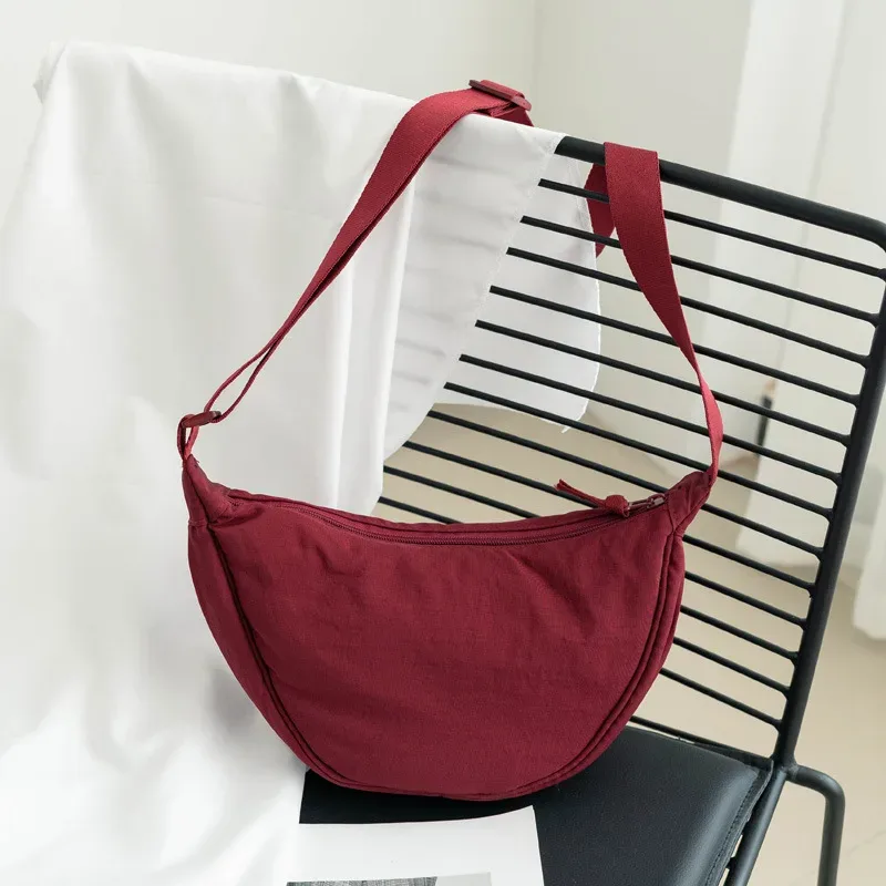 sac bandoulière polyvalent en nylon léger, durable et élégant, disponible en plus de 20 couleurs vibrantes pour un usage quotidien, les voyages et les sorties.