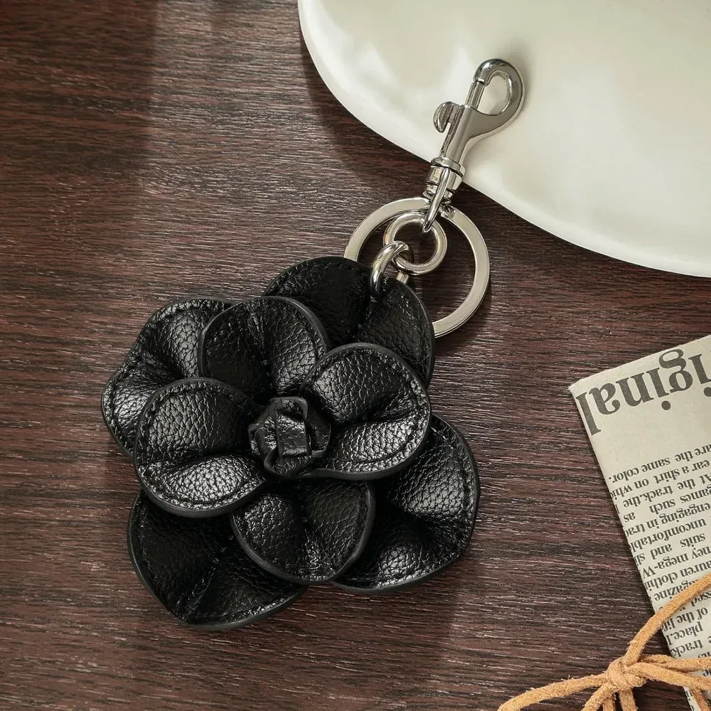 pince clef fleur noire ornementation sac main anneau métallique fermoir superieur décoration tridimensionnelle voyage femmes