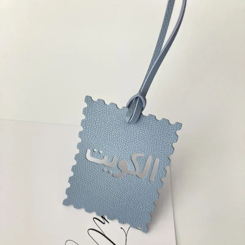 étiquette bagage imitation cuir motif dentelé couleur multiple texte arabes voyage identité valises nom adresse