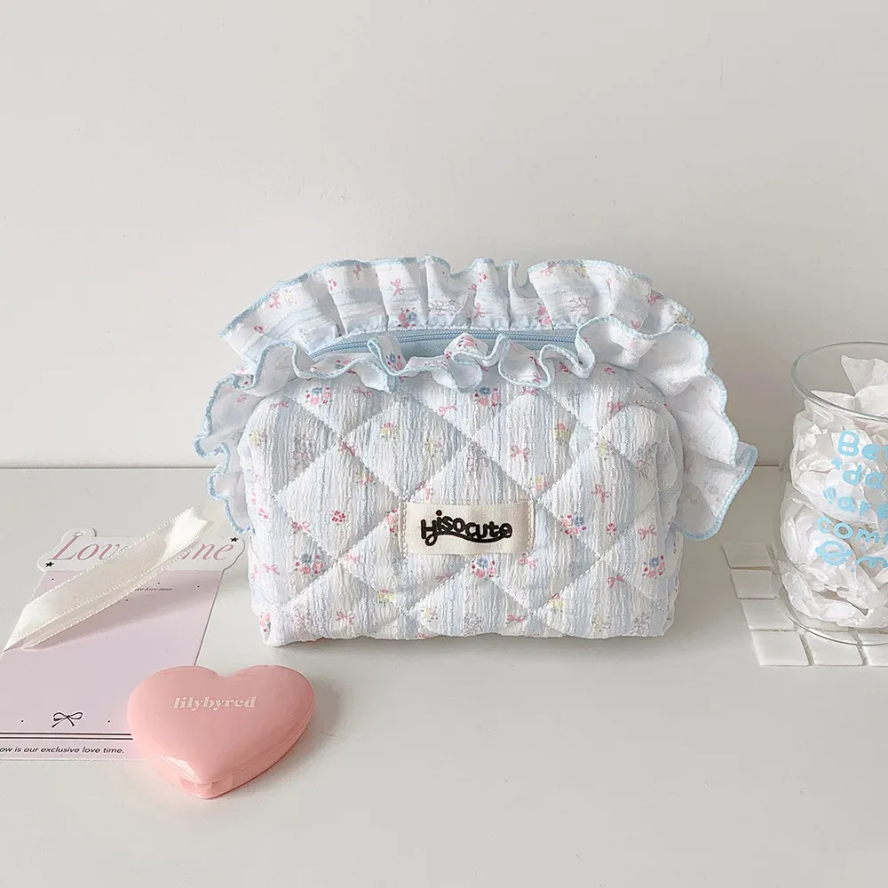 sac de maquillage coréen tendance en dentelle florale avec motif de fraises, sac de toilette portable mignon pour filles, grande capacité, cadeaux pour femmes