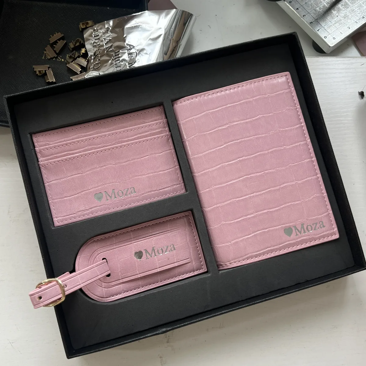 coffret cadeau personnalisé avec initiales gratuites : housse de passeport en cuir de crocodile, étiquette de bagage, porte-cartes, accessoires de voyage