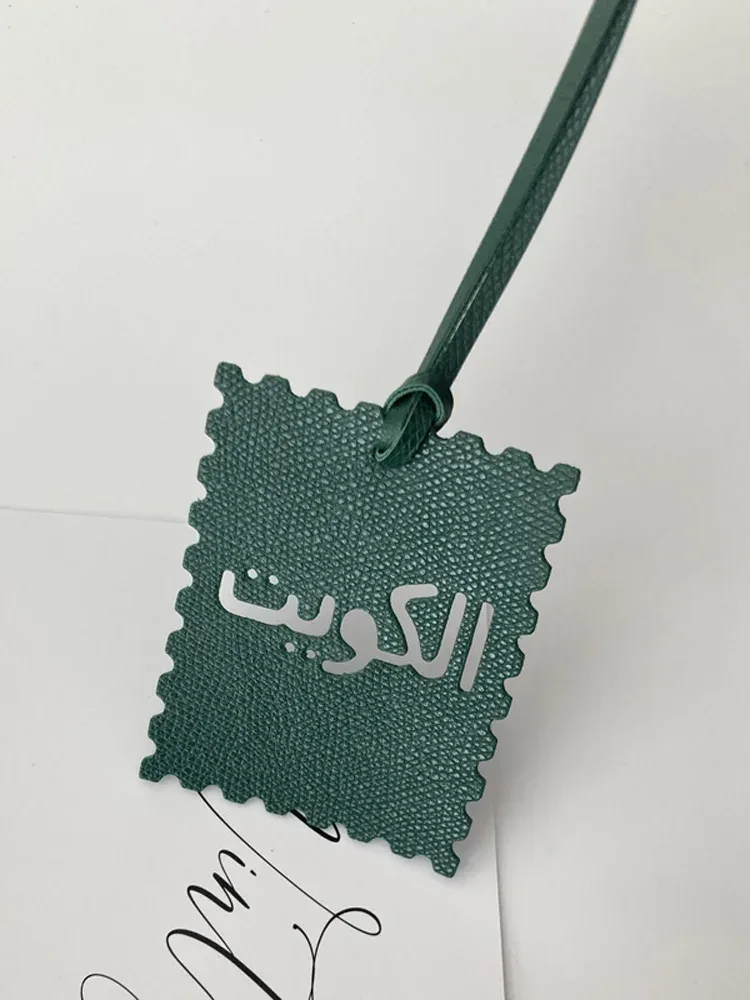 étiquette bagage imitation cuir motif dentelé couleur multiple texte arabes voyage identité valises nom adresse