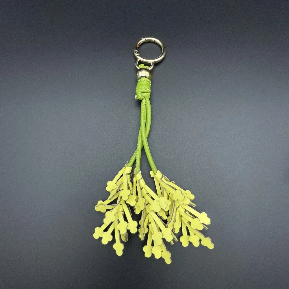 pendentif porte clé bouquet fleurs violettes nuances bleu rose anneau mété doré accessoire voyage léger