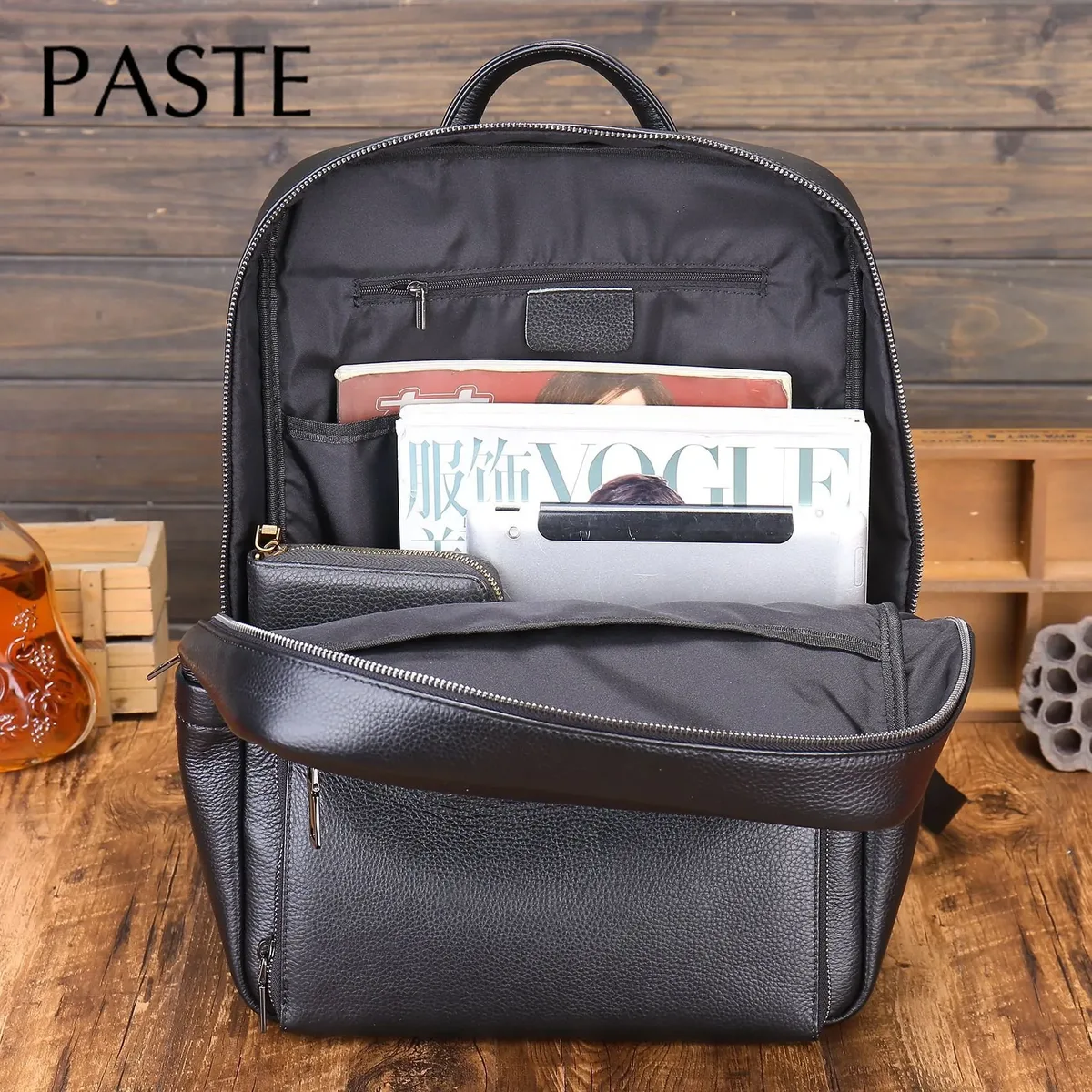 sac dos cuir vache noir grained texture bandoulière arquée compartiment ordinateur portable polyester polyaine grand capacité voyage affaires