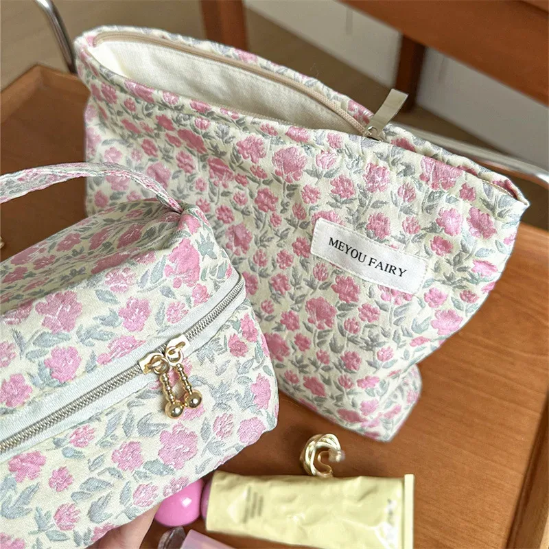 trousse toilette polyester motif floral rose blanc sac rectangulaire poignée métallique sac ovale fermeture glissière accessoires cosmétiques voyage femme