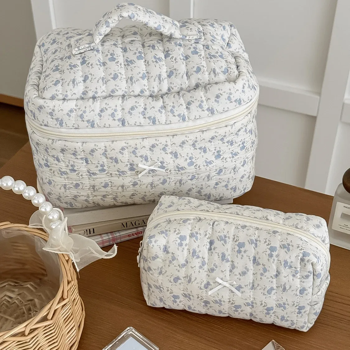 sac de maquillage de personnalité noir et blanc pour femmes, grande capacité, fleur bleue, pochette de rangement de cosmétiques, sac à main de toilette pour dames, sac à fermeture éclair