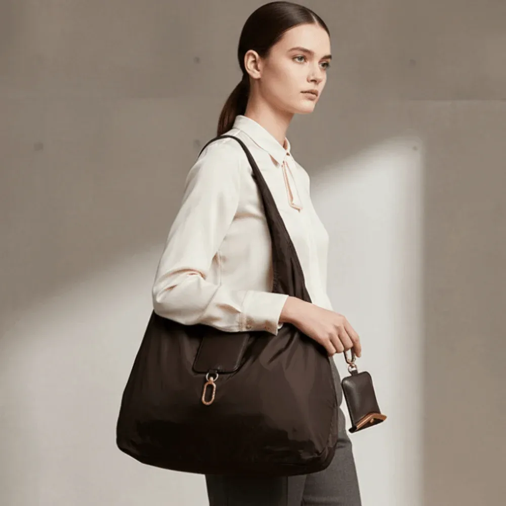 Sac fourre-tout mini pliable anti-déchirure en similicuir couleur unie avec porte-clés et garniture métallique, pochette 2-en-1 pour sac et breloque